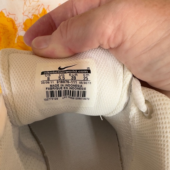 NIKE Women’s Size 8 Musique #318076-111 White Casual Training Sneakers Gymshoes - Picture 8 of 8